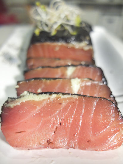 Salmón ahumado, con crema de wasabi y algas, de Benfumat / Foto: Los Foodistas©