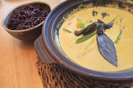 Curry amarillo de verduras con arroz negro / / Foto: Godo Chillida para Los Foodistas©