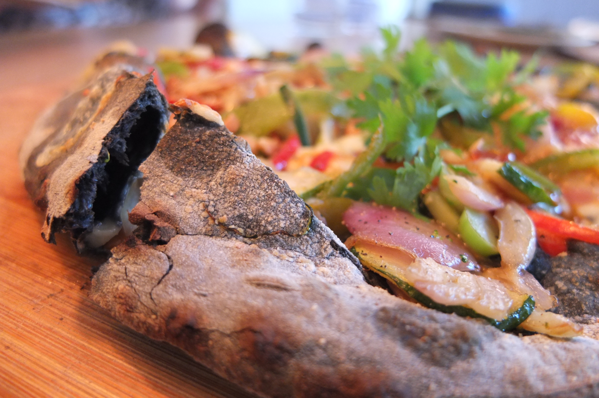 Pizza de carbón activado con vegetales, hecha al horno de leña / Foto: Godo Chillida para Los Foodistas©