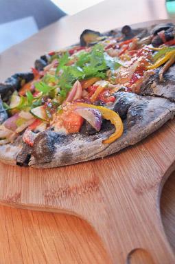 Pizza vegana con carbón activado /Foto: Godo Chillida para Los Foodistas©