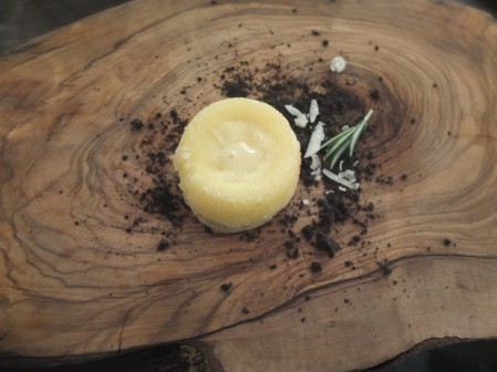 Coulan de queso de vabra, miel y tierra de aceitunas/ Foto: Los Foodistas
