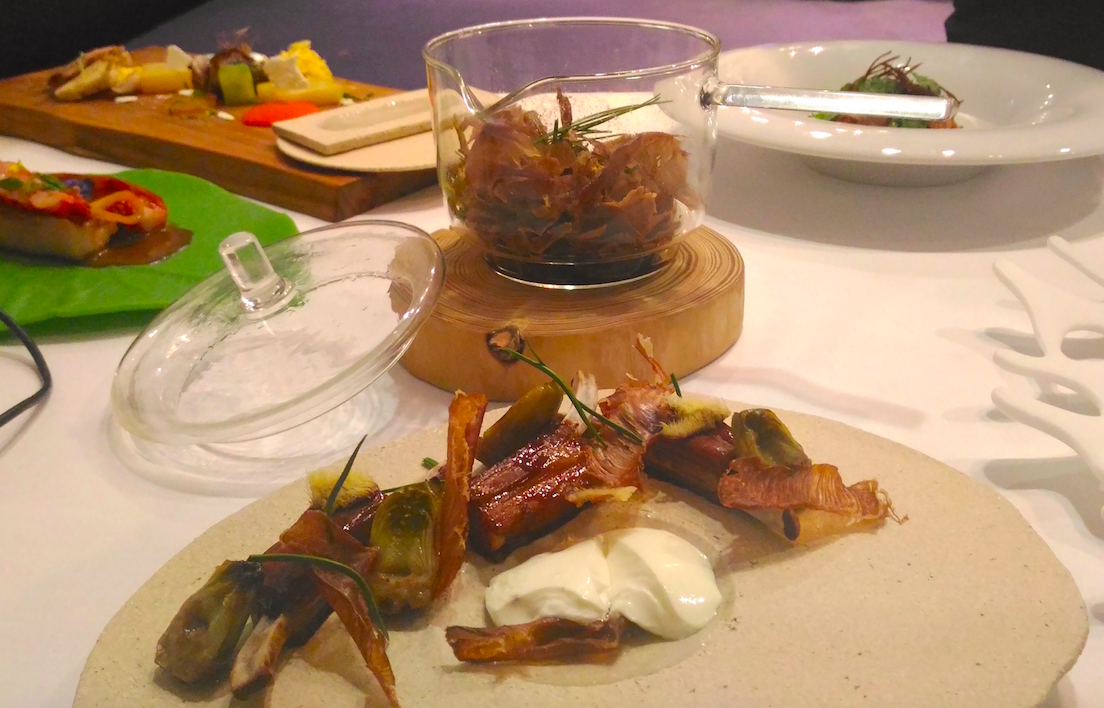 El plato ganador realizado con cordero lechal, leche de oveja y pistilos de alcachofas. / Los Foodistas©