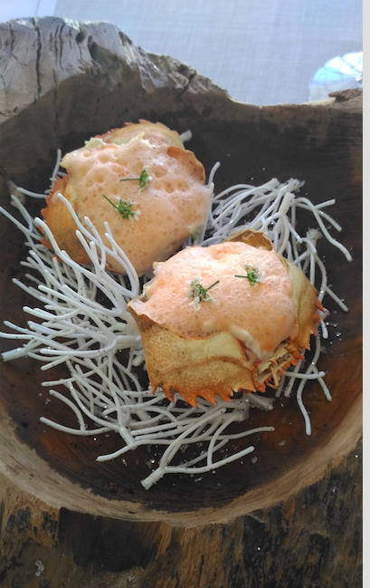 Nécoras con tartare de buey de mar rellenos con una espuma de zanahoria ligeramente picante / Foto: Los Fooditas©