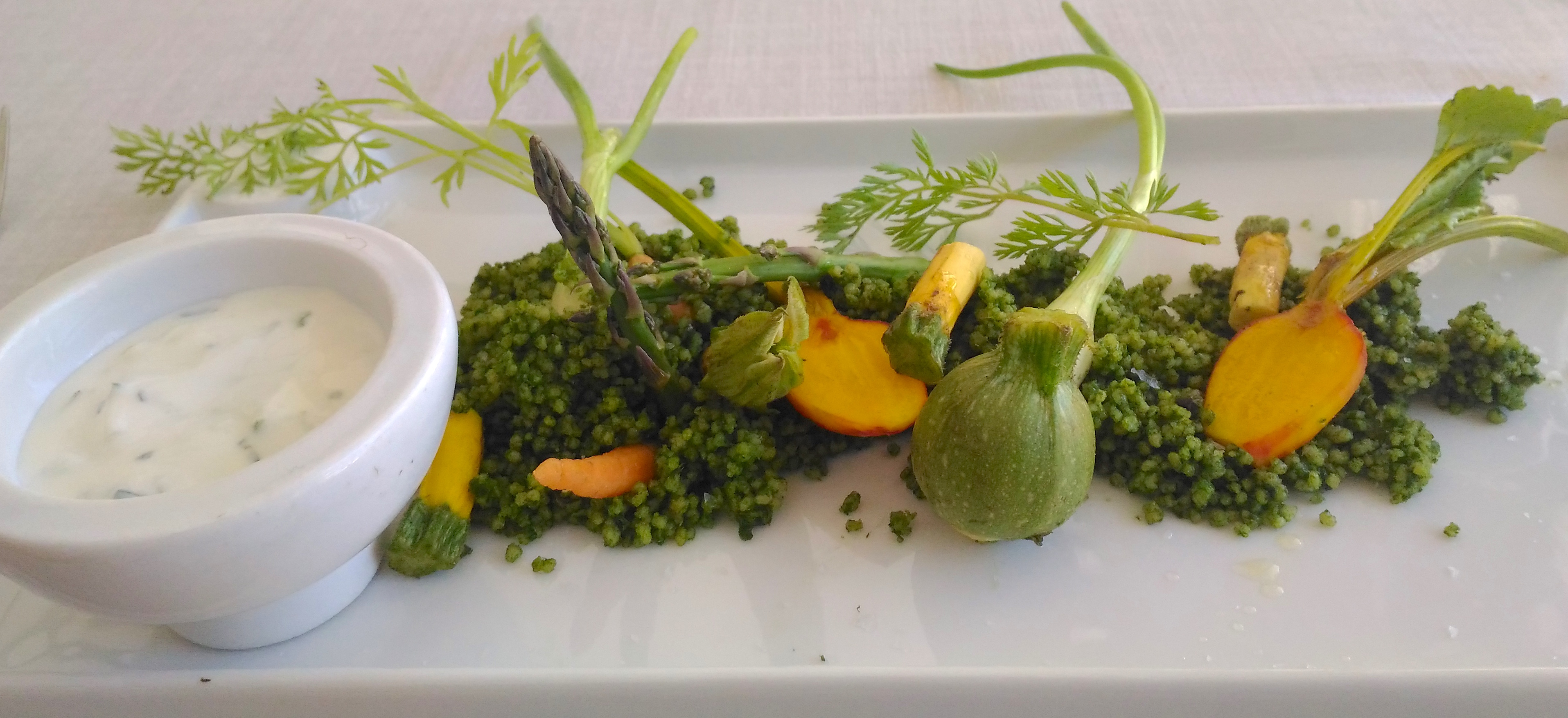 Mini huerta verde: cous cous de espinacas y rúcula, mini verduras crudité con tzaltziki. / Foto: Los Fooditas©