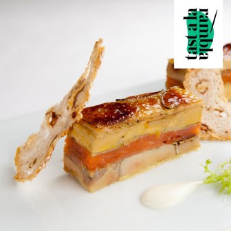 Milhojas caramelizada de salmón ahumado, foie gras, cebolla y manzana. Uno de los platos de Loidi para Tasta a la Rambla