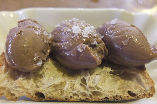 Pan con cremoso de chocolate, aceite y sal, en Xiroi / Foto Godo Chillida para Los Foodistas©