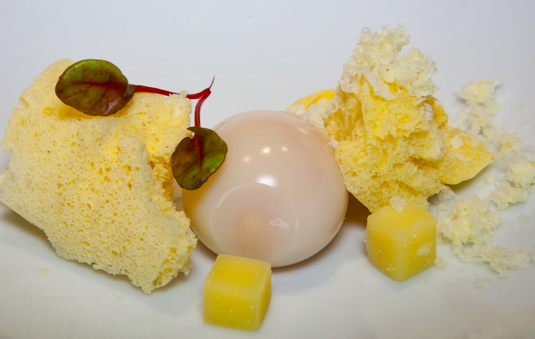 Guarniciones de queso Gruyere y huevo ahumado, del consomé de cebolla/ Foto: cortesía Ulled